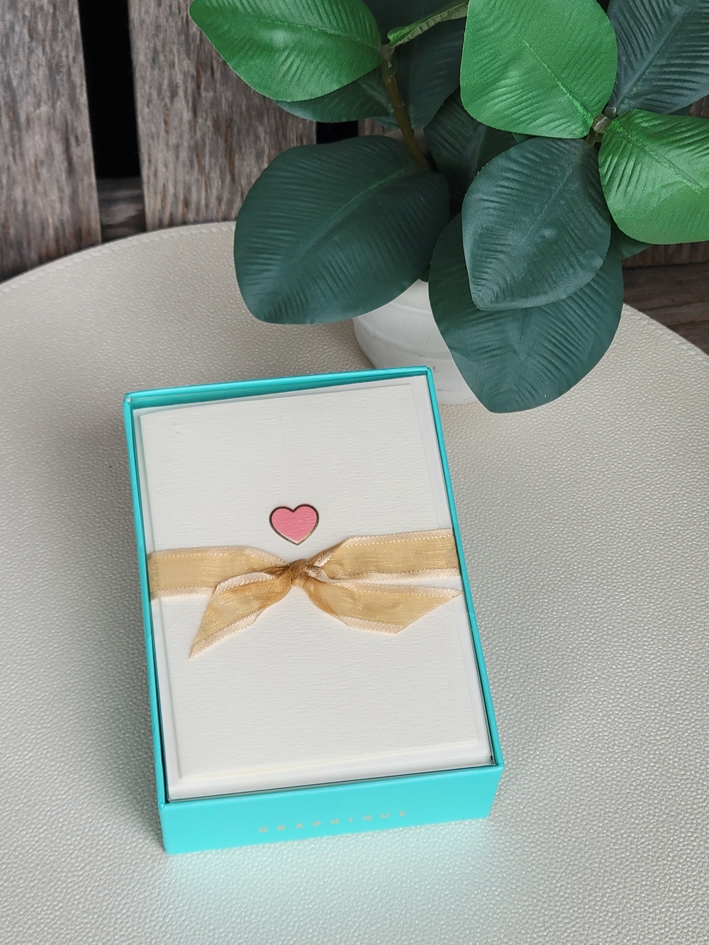 Lots of Love Minimalist Pink Heart Outlined In Gold Blank Notecard Set